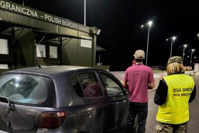 Funkcjonariusze Straży Granicznej podczas wykonywania czynności służbowych Funkcjonariusze Straży Granicznej podczas wykonywania czynności służbowych