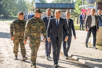 Premier Donald Tusk z Komendantem NOSG Premier Donald Tusk z Komendantem NOSG