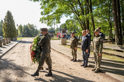 Premier składa wiązankę kwiatów Premier składa wiązankę kwiatów