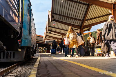 Pasażerowie na dworcu kolejowym 