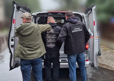 Funkcjonariusze Straży Granicznej z deportowanym obywatelem Ukrainy 