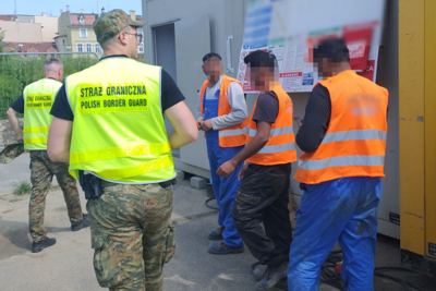 Funkcjonariusz Straży Granicznej podczas wykonywania czynności służbowych Funkcjonariusz Straży Granicznej podczas wykonywania czynności służbowych