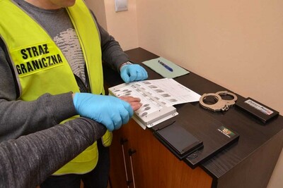 Funkcjonariusz Straży Granicznej podczas wykonywania czynności służbowych Funkcjonariusz Straży Granicznej podczas wykonywania czynności służbowych