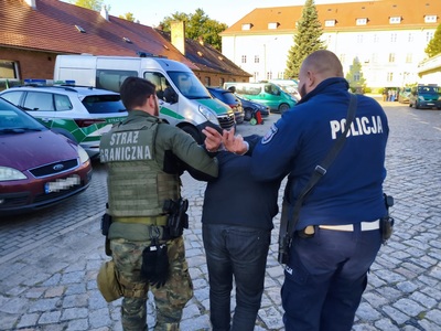 Funkcjonariusze Straży Granicznej i Policji podczas wykonywania czynności służbowych Funkcjonariusze Straży Granicznej i Policji podczas wykonywania czynności służbowych