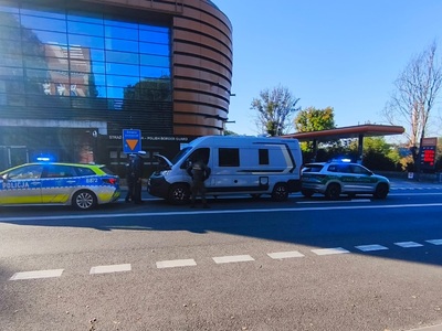 Funkcjonariusze Straży Granicznej i Policji podczas wykonywania czynności służbowych Funkcjonariusze Straży Granicznej i Policji podczas wykonywania czynności służbowych