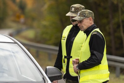 Funkcjonariusze Straży Granicznej podczas wykonywania czynności służbowych Funkcjonariusze Straży Granicznej podczas wykonywania czynności służbowych