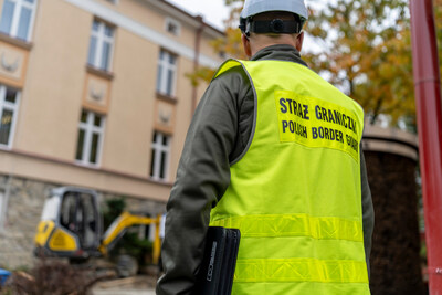 Funkcjonariusz Straży Granicznej podczas wykonywania czynności służbowych Funkcjonariusz Straży Granicznej podczas wykonywania czynności służbowych