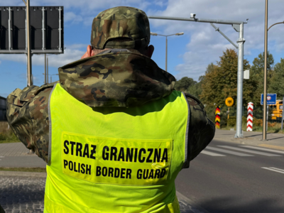 Funkcjonariusz Straży Granicznej podczas wykonywania czynności służbowych Funkcjonariusz Straży Granicznej podczas wykonywania czynności służbowych