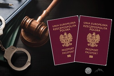 Polskie paszporty, kajdanki i młotek sędziowski Polskie paszporty, kajdanki i młotek sędziowski