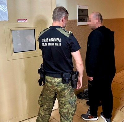 Funkcjonariusz Straży Granicznej podczas wykonywania czynności służbowych Funkcjonariusz Straży Granicznej podczas wykonywania czynności służbowych