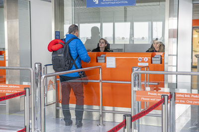 Funkcjonariuszki Straży Granicznej podczas wykonywania czynności służbowych na lotnisku Funkcjonariuszki Straży Granicznej podczas wykonywania czynności służbowych na lotnisku