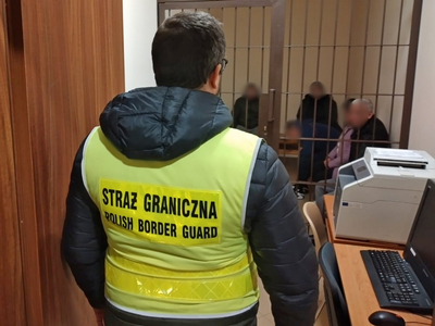 Funkcjonariusz Straży Granicznej podczas wykonywania czynności służbowych Funkcjonariusz Straży Granicznej podczas wykonywania czynności służbowych