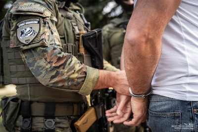 Funkcjonariusz Straży Granicznej podczas wykonywania czynności służbowych Funkcjonariusz Straży Granicznej podczas wykonywania czynności służbowych