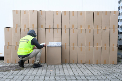 Funkcjonariusz Straży Granicznej podczas wykonywania czynności służbowych Funkcjonariusz Straży Granicznej podczas wykonywania czynności służbowych