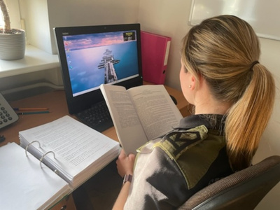 Funkcjonariuszka Straży Granicznej podczas wykonywania czynności służbowych Funkcjonariuszka Straży Granicznej podczas wykonywania czynności służbowych