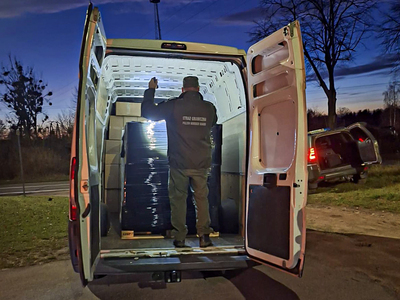 Funkcjonariusze Straży Granicznej podczas wykonywania czynności służbowych Funkcjonariusze Straży Granicznej podczas wykonywania czynności służbowych