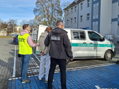 Funkcjonariusze Straży Granicznej podczas wykonywania czynności służbowych Funkcjonariusze Straży Granicznej podczas wykonywania czynności służbowych