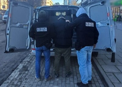 Funkcjonariusze Straży Granicznej podczas wykonywania czynności służbowych Funkcjonariusze Straży Granicznej podczas wykonywania czynności służbowych