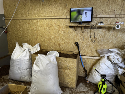 Wnętrze wytwórni nielegalnych papierosów Wnętrze wytwórni nielegalnych papierosów