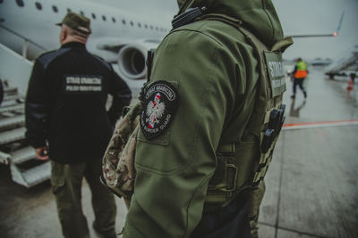 Funkcjonariusze Straży Granicznej podczas wykonywania czynności służbowych Funkcjonariusze Straży Granicznej podczas wykonywania czynności służbowych