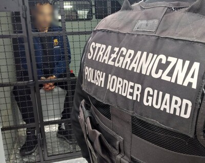 Funkcjonariusz Straży Granicznej podczas wykonywania czynności służbowych Funkcjonariusz Straży Granicznej podczas wykonywania czynności służbowych