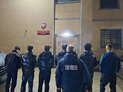 Funkcjonariusz Straży Granicznej podczas wykonywania czynności służbowych Funkcjonariusz Straży Granicznej podczas wykonywania czynności służbowych