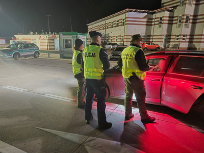 Funkcjonariusze Straży Granicznej i Policji podczas wykonywania czynności służbowych Funkcjonariusze Straży Granicznej i Policji podczas wykonywania czynności służbowych