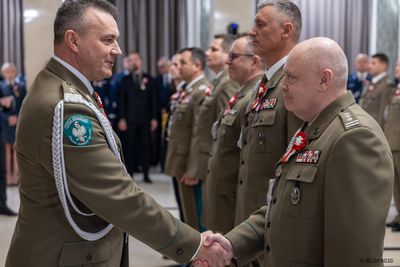 Wyróżnienia i awanse z okazji Święta Niepodległości 