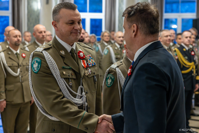 Wyróżnienia i awanse z okazji Święta Niepodległości 