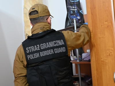 Funkcjonariusz Straży Granicznej podczas wykonywania czynności służbowych Funkcjonariusz Straży Granicznej podczas wykonywania czynności służbowych