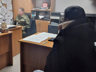 Funkcjonariuszka Straży Granicznej podczas wykonywania czynności służbowych Funkcjonariuszka Straży Granicznej podczas wykonywania czynności służbowych