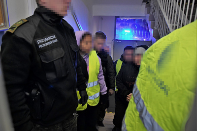 Funkcjonariusze Straży Granicznej podczas wykonywania czynności służbowych Funkcjonariusze Straży Granicznej podczas wykonywania czynności służbowych