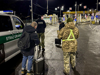 Funkcjonariusze Straży Granicznej podczas wykonywania czynności służbowych Funkcjonariusze Straży Granicznej podczas wykonywania czynności służbowych