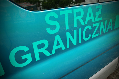 Napis na drzwiach pojazdu służbowego Straż Graniczna Napis na drzwiach pojazdu służbowego Straż Graniczna