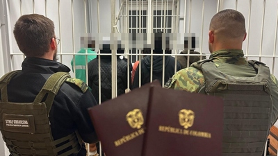 Funkcjonariusze Straży Granicznej podczas wykonywania czynności służbowych Funkcjonariusze Straży Granicznej podczas wykonywania czynności służbowych