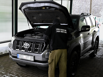 Funkcjonariusz Straży Granicznej podczas wykonywania czynności służbowych Funkcjonariusz Straży Granicznej podczas wykonywania czynności służbowych