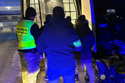 Funkcjonariusze Straży Granicznej podczas wykonywania czynności służbowych Funkcjonariusze Straży Granicznej podczas wykonywania czynności służbowych