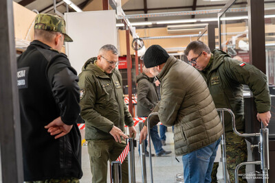 Funkcjonariusze Straży Granicznej podczas wykonywania czynności służbowych Funkcjonariusze Straży Granicznej podczas wykonywania czynności służbowych