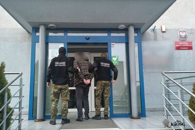 Funkcjonariusze Straży Granicznej podczas wykonywania czynności służbowych Funkcjonariusze Straży Granicznej podczas wykonywania czynności służbowych