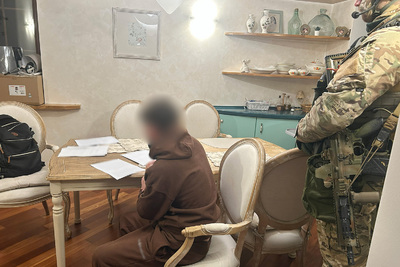 Funkcjonariusz Straży Granicznej podczas wykonywania czynności służbowych Funkcjonariusz Straży Granicznej podczas wykonywania czynności służbowych