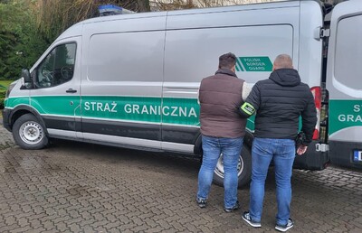 Funkcjonariusze Straży Granicznej podczas wykonywania czynności służbowych Funkcjonariusze Straży Granicznej podczas wykonywania czynności służbowych