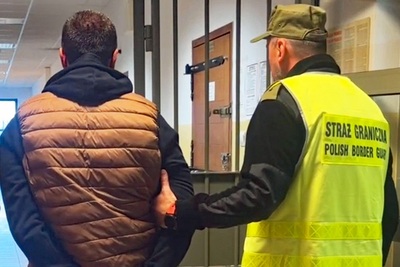 Funkcjonariusz Straży Granicznej podczas wykonywania czynności służbowych Funkcjonariusz Straży Granicznej podczas wykonywania czynności służbowych