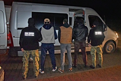 Funkcjonariusze Straży Granicznej podczas wykonywania czynności służbowych Funkcjonariusze Straży Granicznej podczas wykonywania czynności służbowych