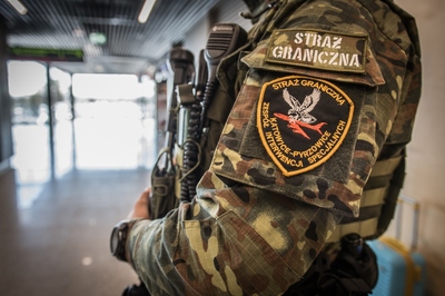 Funkcjonariusz Straży Granicznej podczas wykonywania czynności służbowych Funkcjonariusz Straży Granicznej podczas wykonywania czynności służbowych
