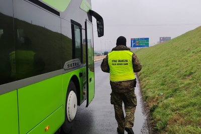 Funkcjonariusz Straży Granicznej podczas wykonywania czynności służbowych Funkcjonariusz Straży Granicznej podczas wykonywania czynności służbowych
