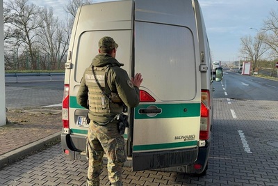 Funkcjonariusz Straży Granicznej podczas wykonywania czynności służbowych Funkcjonariusz Straży Granicznej podczas wykonywania czynności służbowych