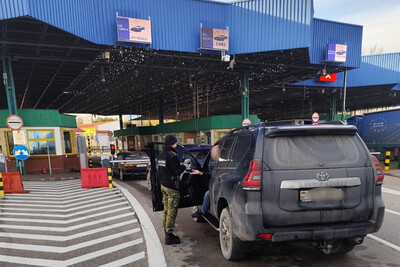 Funkcjonariusz Straży Granicznej podczas wykonywania czynności służbowych Funkcjonariusz Straży Granicznej podczas wykonywania czynności służbowych