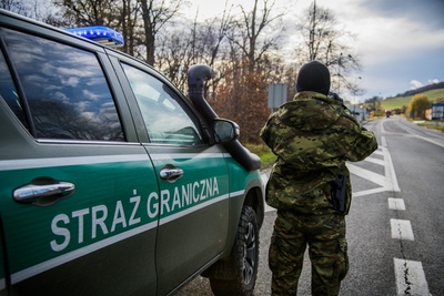 Funkcjonariusz Straży Granicznej podczas wykonywania czynności służbowych Funkcjonariusz Straży Granicznej podczas wykonywania czynności służbowych