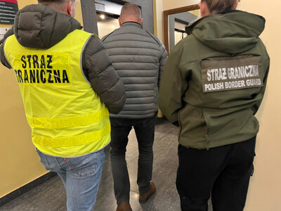 Funkcjonariusze Straży Granicznej podczas wykonywania czynności służbowych Funkcjonariusze Straży Granicznej podczas wykonywania czynności służbowych