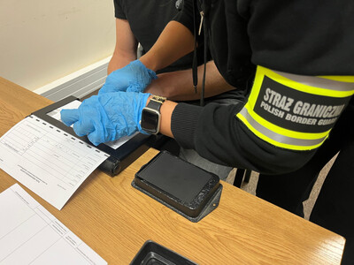 Funkcjonariusz Straży Granicznej podczas wykonywania czynności służbowych Funkcjonariusz Straży Granicznej podczas wykonywania czynności służbowych